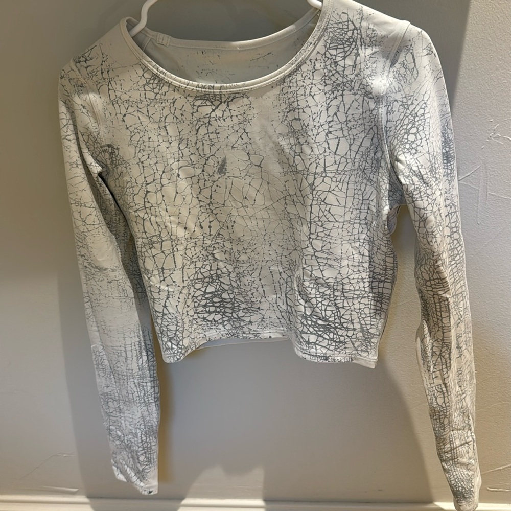 Lululemon Wunder Train Cropped Long Sleeve Shirt- Thread Dye White Black